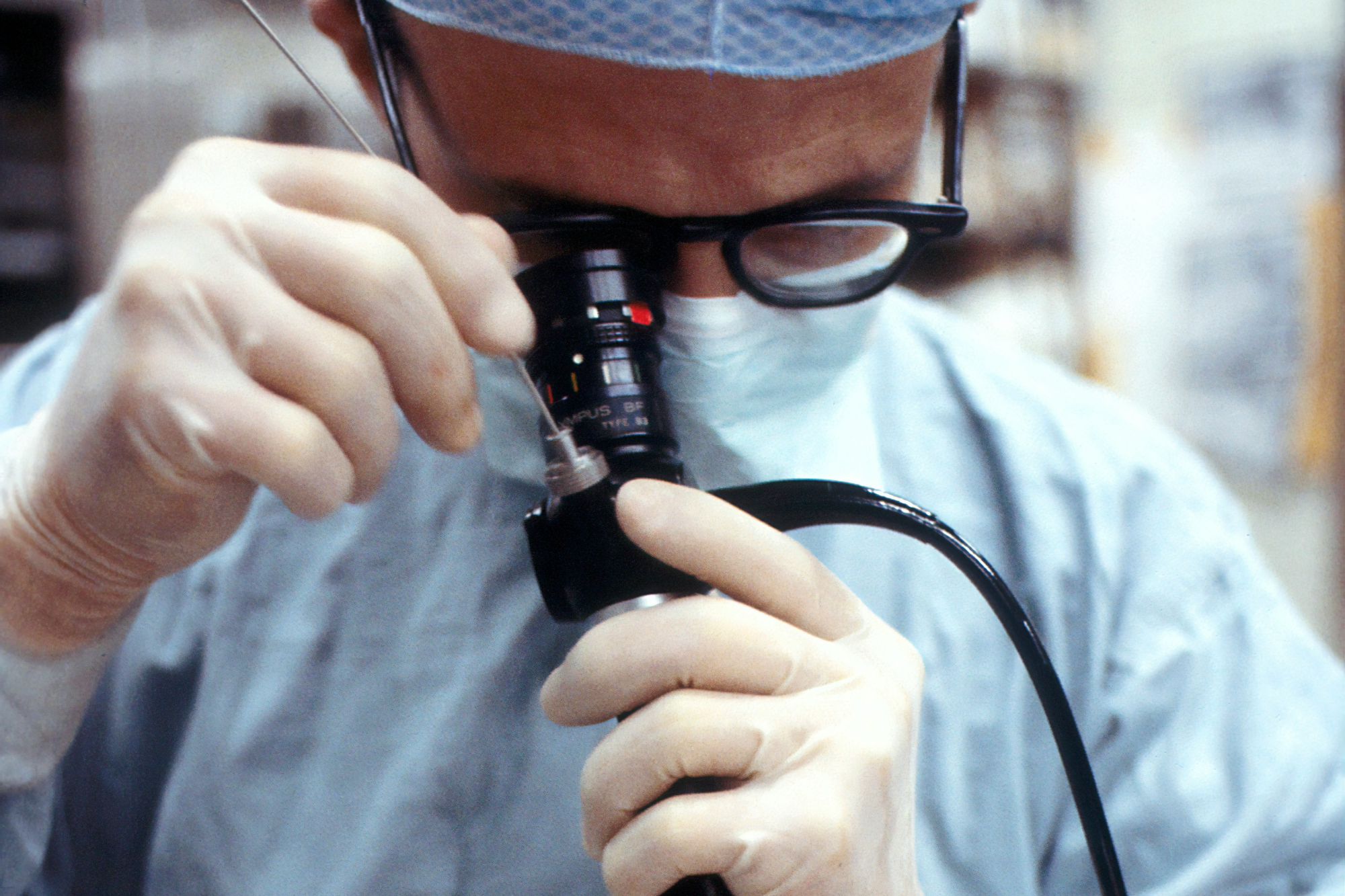 내시경을 하고 있는 의사의 모습