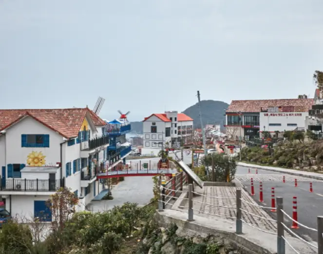 붉은 지붕과 하얀 벽돌로 이루어진 독일마을 집들