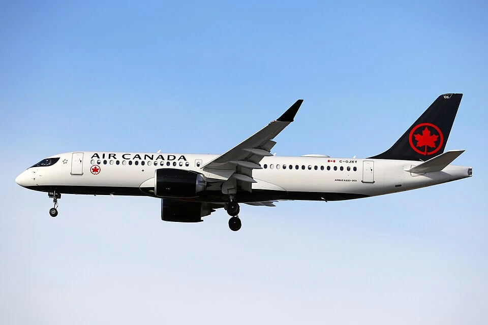 캐나다 경유 남미 항공권 노선을 운항하는 에어캐나다(Air Canada) 에어버스 A220-300 여객기