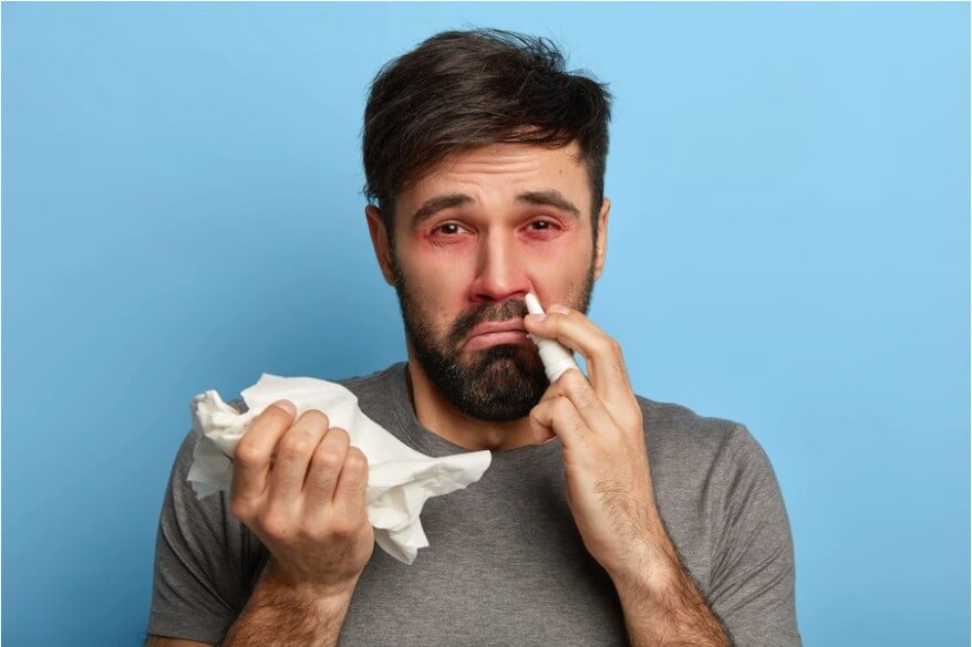 알레르기로-힘들어하는-남자