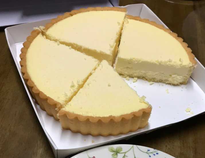 크림치즈타르트 홀사이즈를 크게 4등분한 모습입니다.
