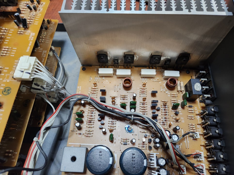 (주)금영 방송 앰프 KY 300AN 출력 관련 불량 소자 손상 수리 완료