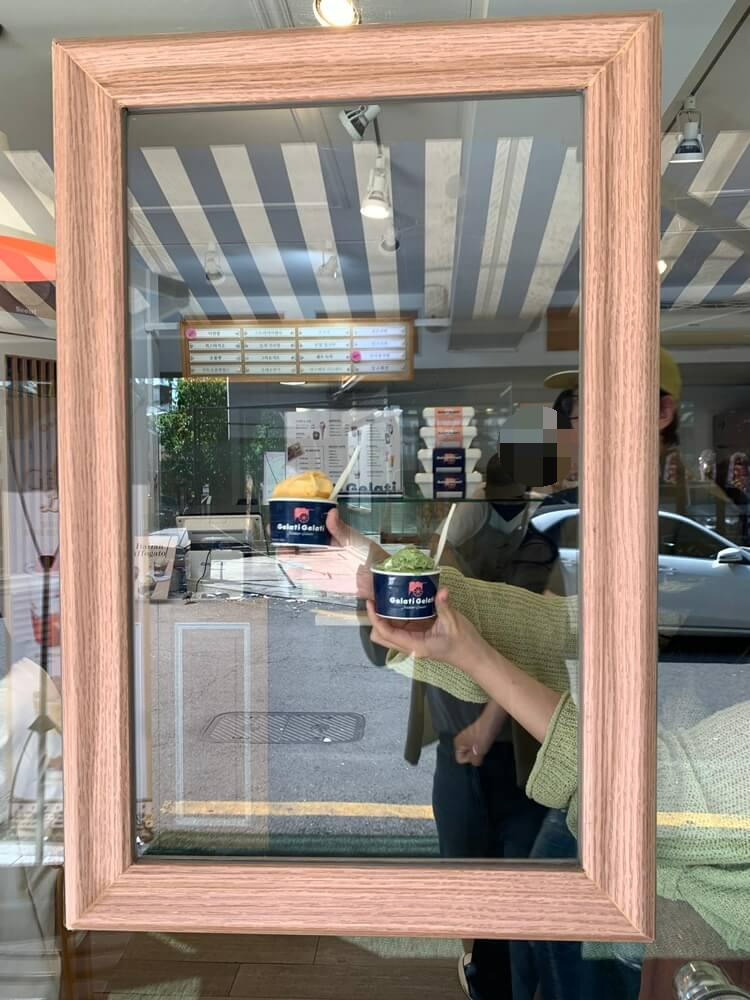 유리문에 비추는 젤라또 아이스크림