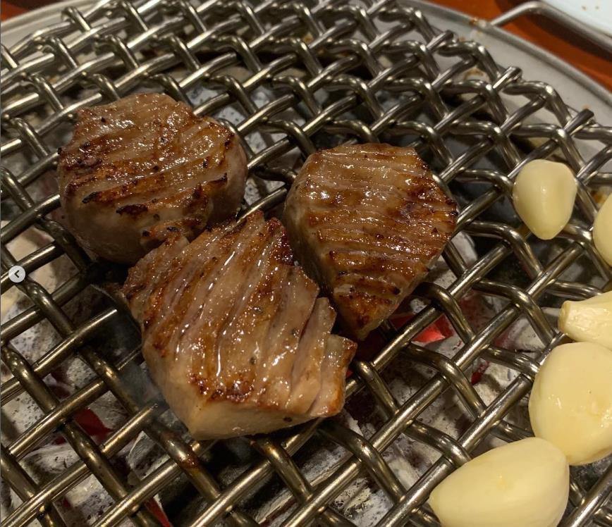 전현무계획2 우설을 석쇠에 맛있게 구운 모습