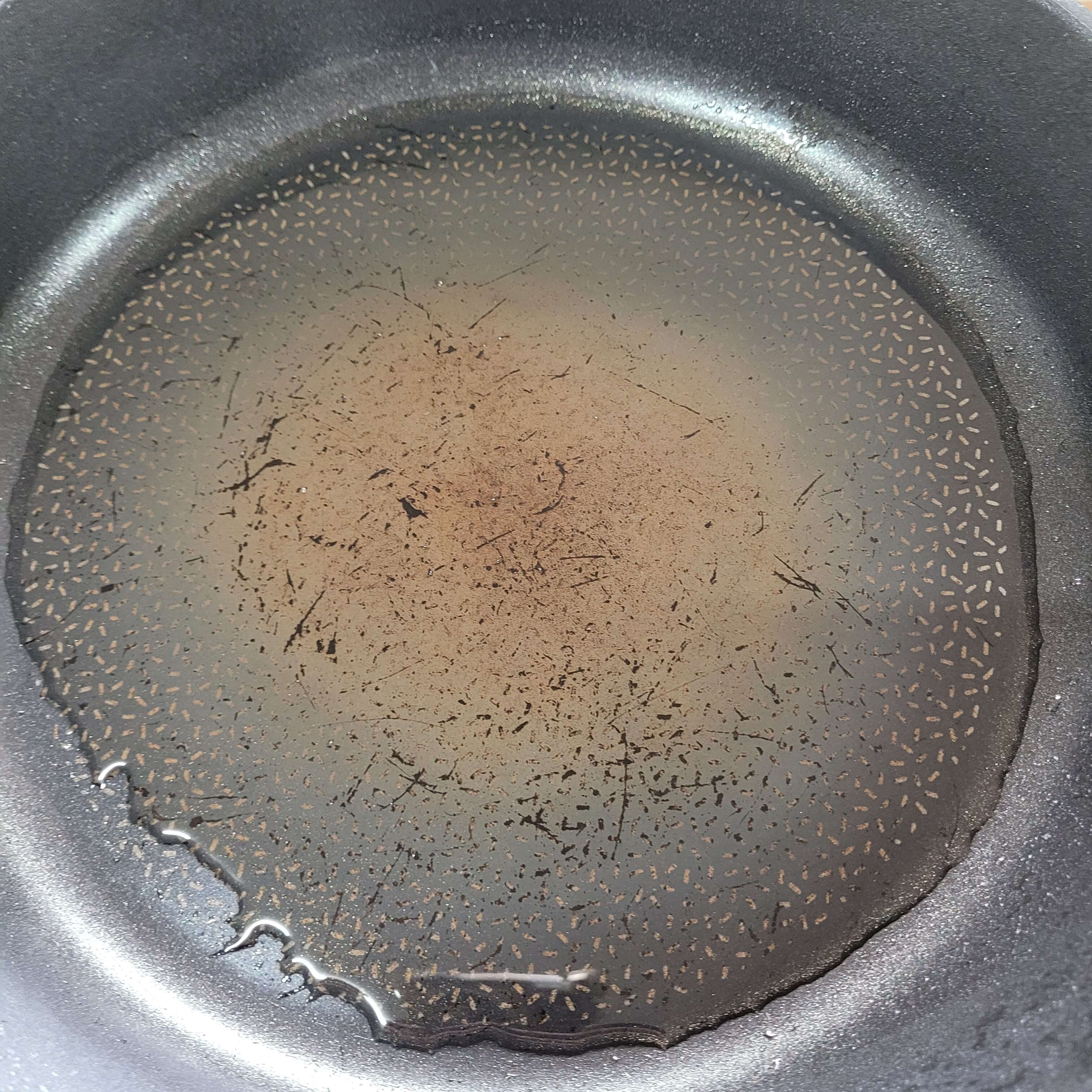 식용유를 넉넉히 둘러주세요.