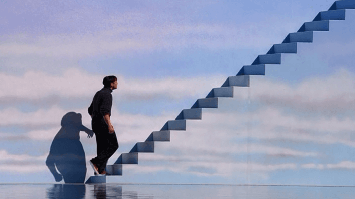 스튜디오를-탈출하기-위해-마지막-계단을-오르는-트루먼