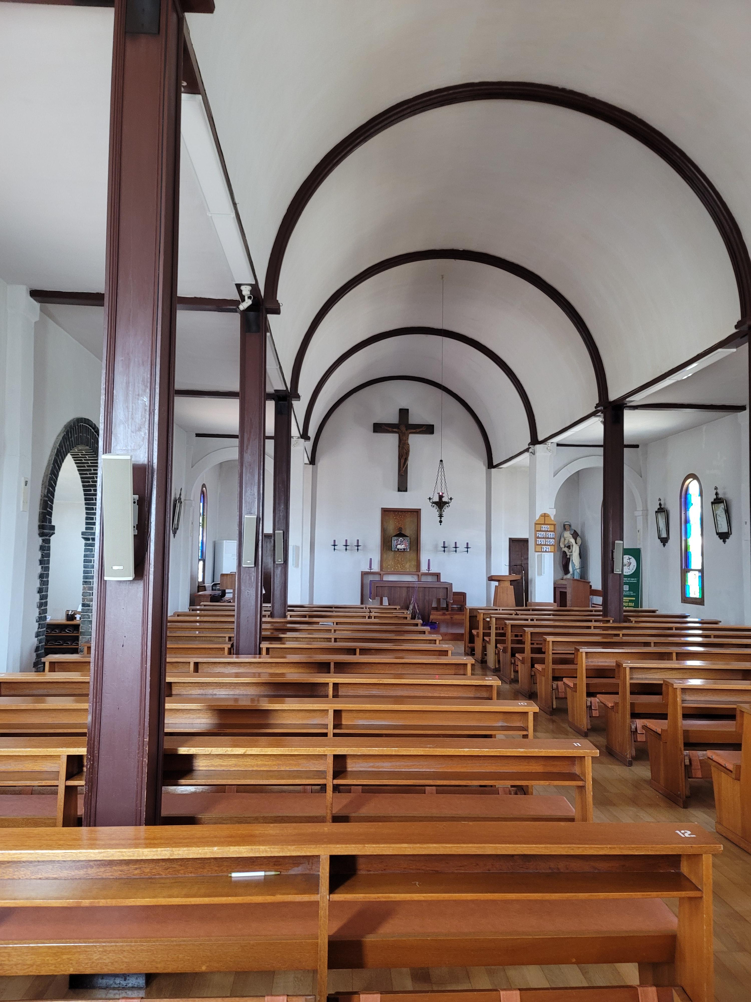 가실성당 나무 의자와 아치형 천장 모습