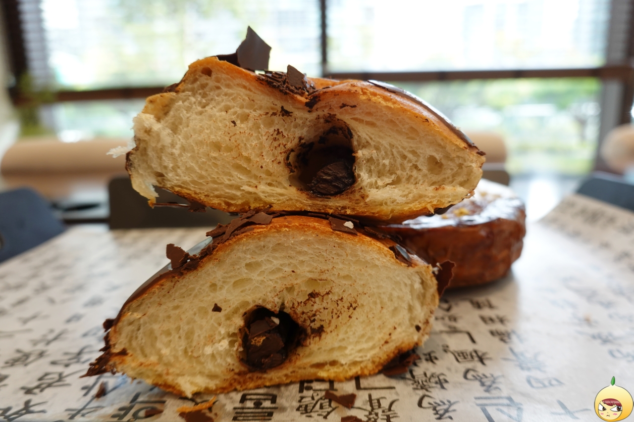 초코소금빵 단면