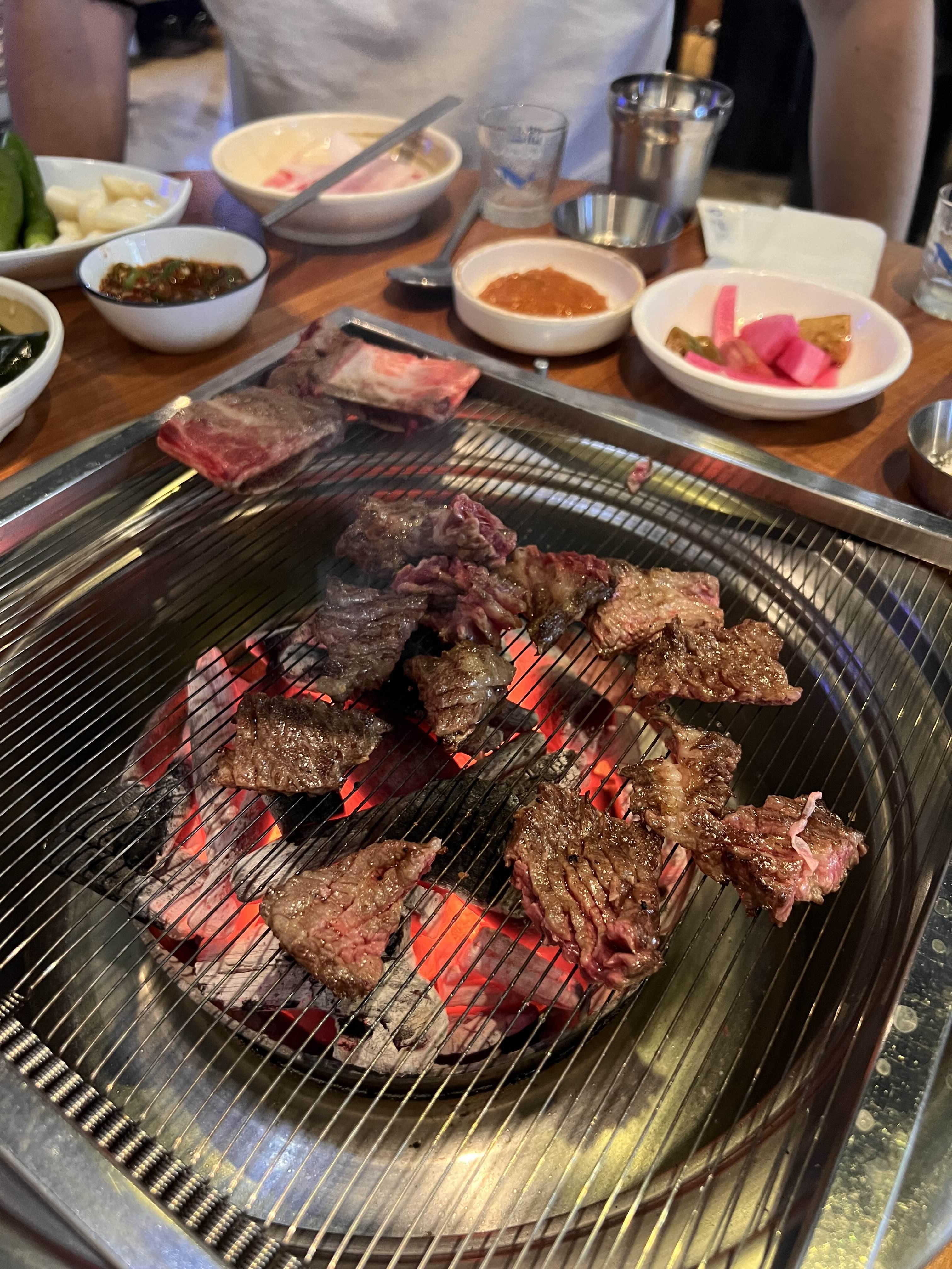 생갈비를 익히는 정도는 미디움레어