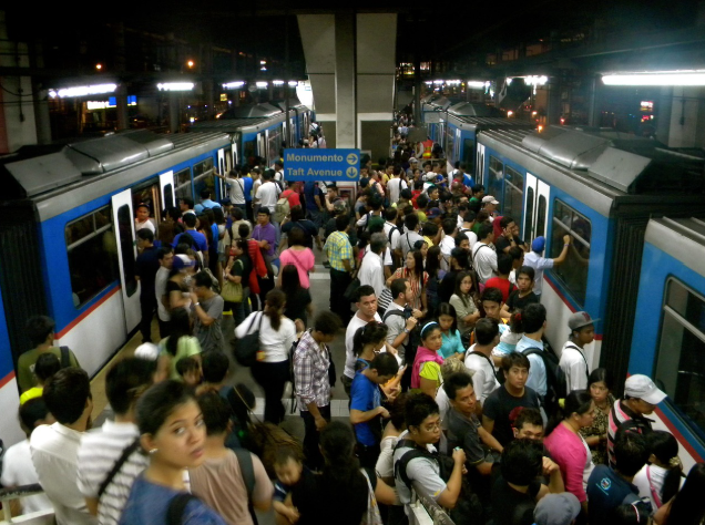 출퇴근 시간 지하철역에 몰린 많은 인파와 혼잡한 대중교통 현장
