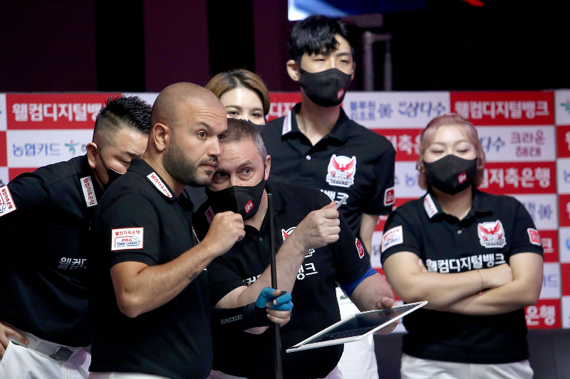 웰컴저축은행 프로 당구팀 소속 당구선수 - 김예은(맨 우측)