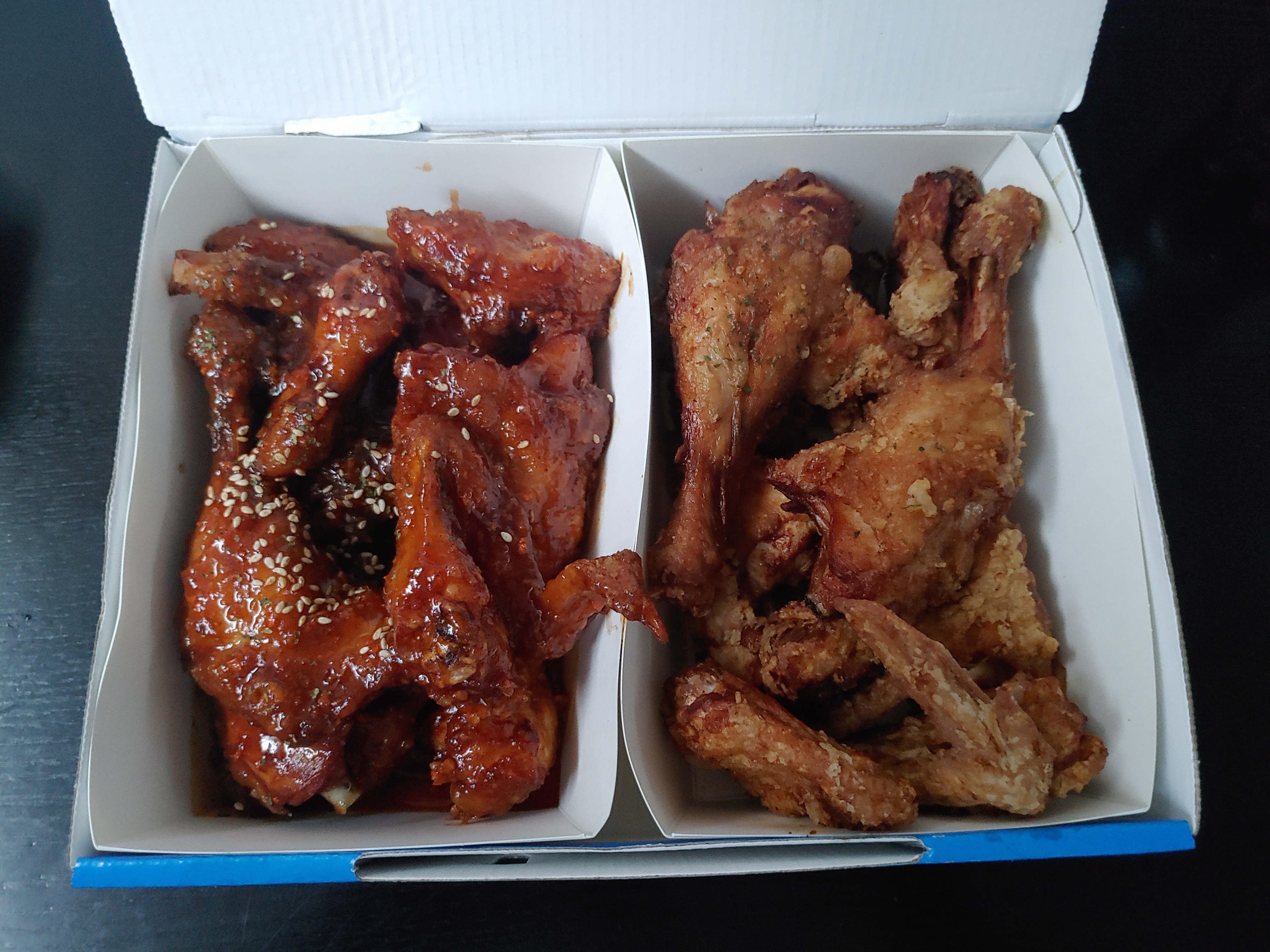 양념과 후라이드가 함께 있는 두마리 치킨