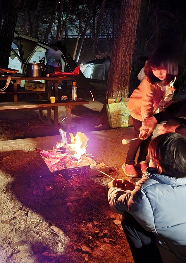 마시멜로우를 굽는 아이들