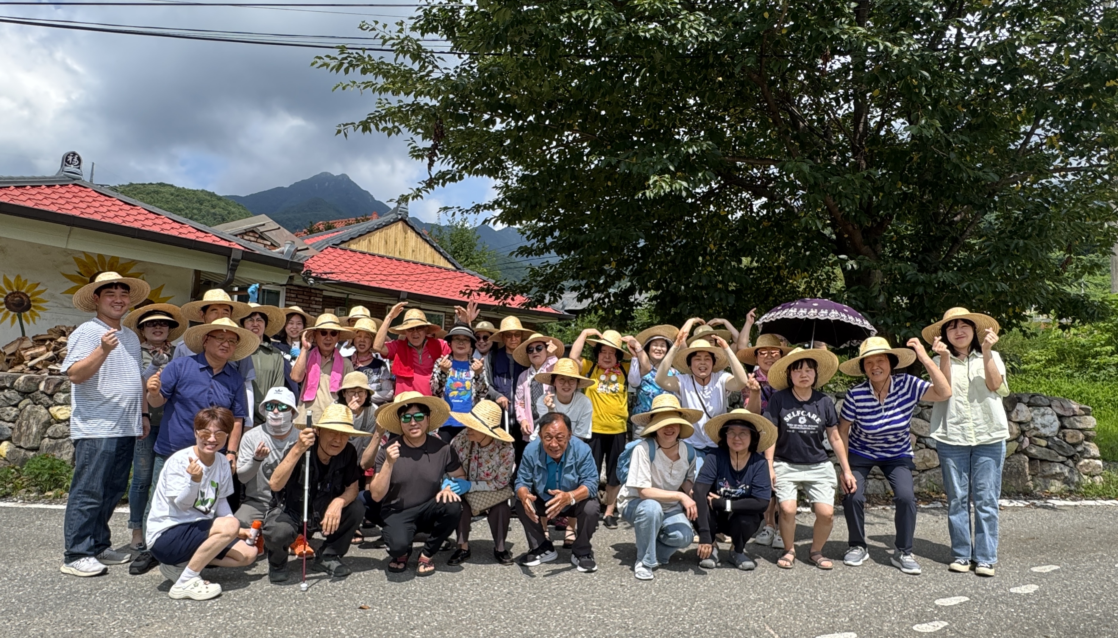 농촌체험에 참여한 동작지회원과 직원들의 단체사진