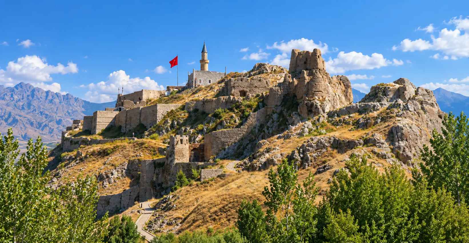 튀르키예 동부 반 호수 인근의 반 성채(Van Castle), 바위산을 따라 이어지는 우라르투 시대 성벽과 후대에 세워진 석조 건축물 및 첨탑이 보이는 전경