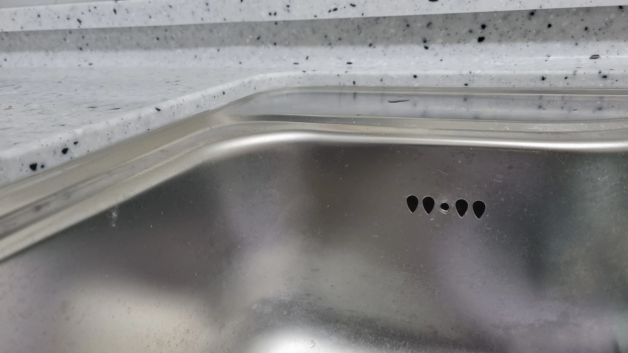 오버플로우 호스 고정하는 곳