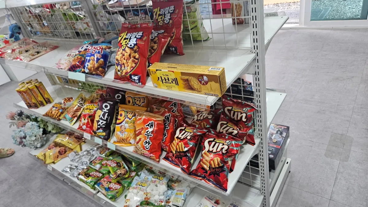 과자들이-진열되어-있는-선반