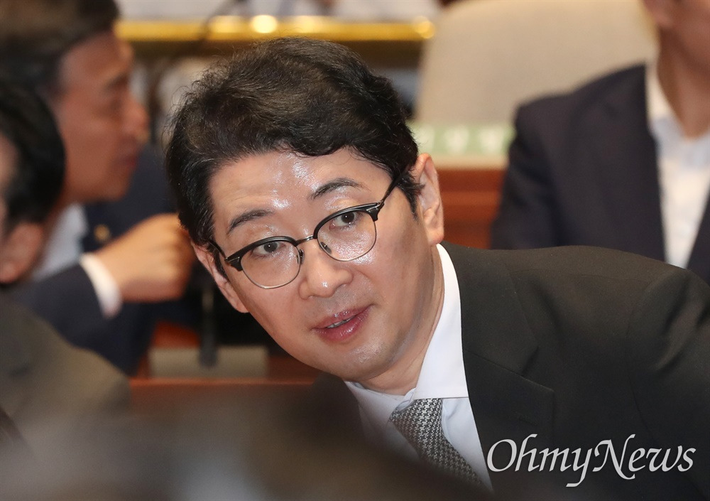 유상범 국회의원 룸살롱 사진 논란