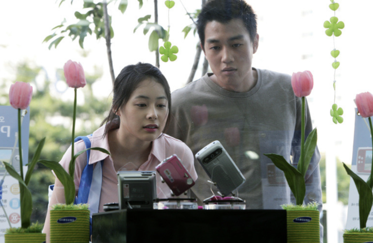 핸드폰 구경하는 희수와 태식