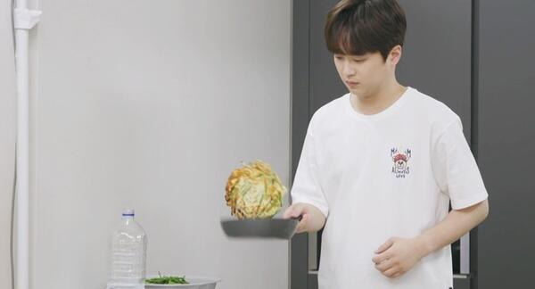 KBS 편스토랑 찬또배기 반찬원 이찬원 알싸한 마늘쫑으로 부쳐 아삭아삭한 식감이 매력적인 마늘종전 레시피 소개