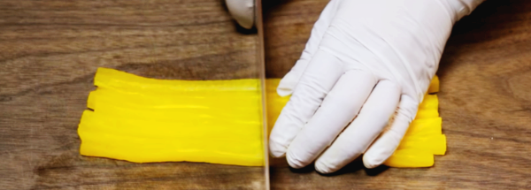 단무지를 손질하고 있습니다