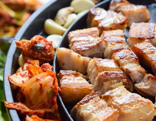 맛있게 구워진 삼겹살과 목살 한 접시