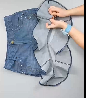 버릴 뻔한 청바지의 반전! 20만원대 명품 '물결 프릴 치마' 0원으로 리폼하는 비법