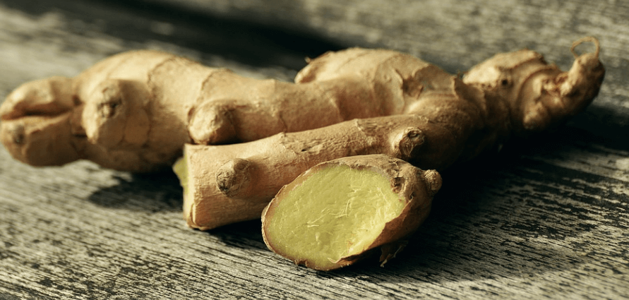 체했을때 먹으면 좋은 음식 생강이 반으로 잘려져 있다
