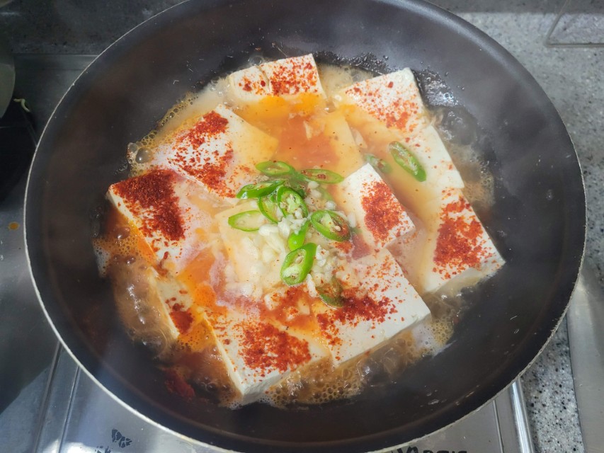 청양고추와 마늘을 넣는 두부찌개