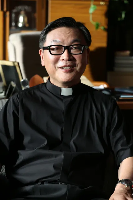 학장 신부 역(김의성)