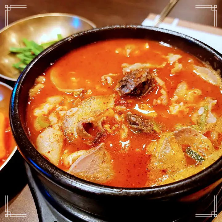 줄서는식당 50회 엄현경 유재석 단골 4가지맛 모듬 순대 수육 오징어 숯불구이 육회 송파구 잠실 방이동 순대국 맛집