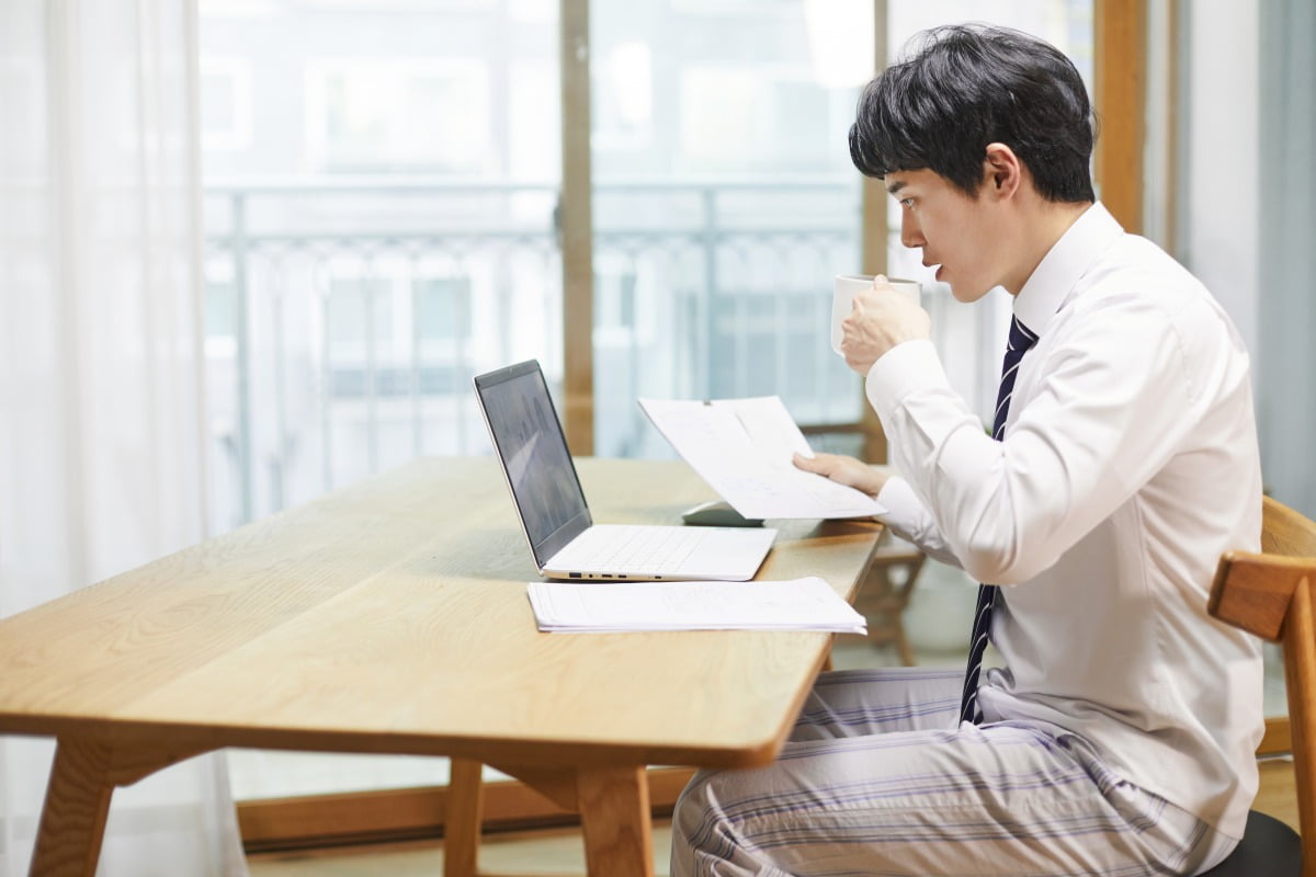 재택근무하는 시니어 부모님