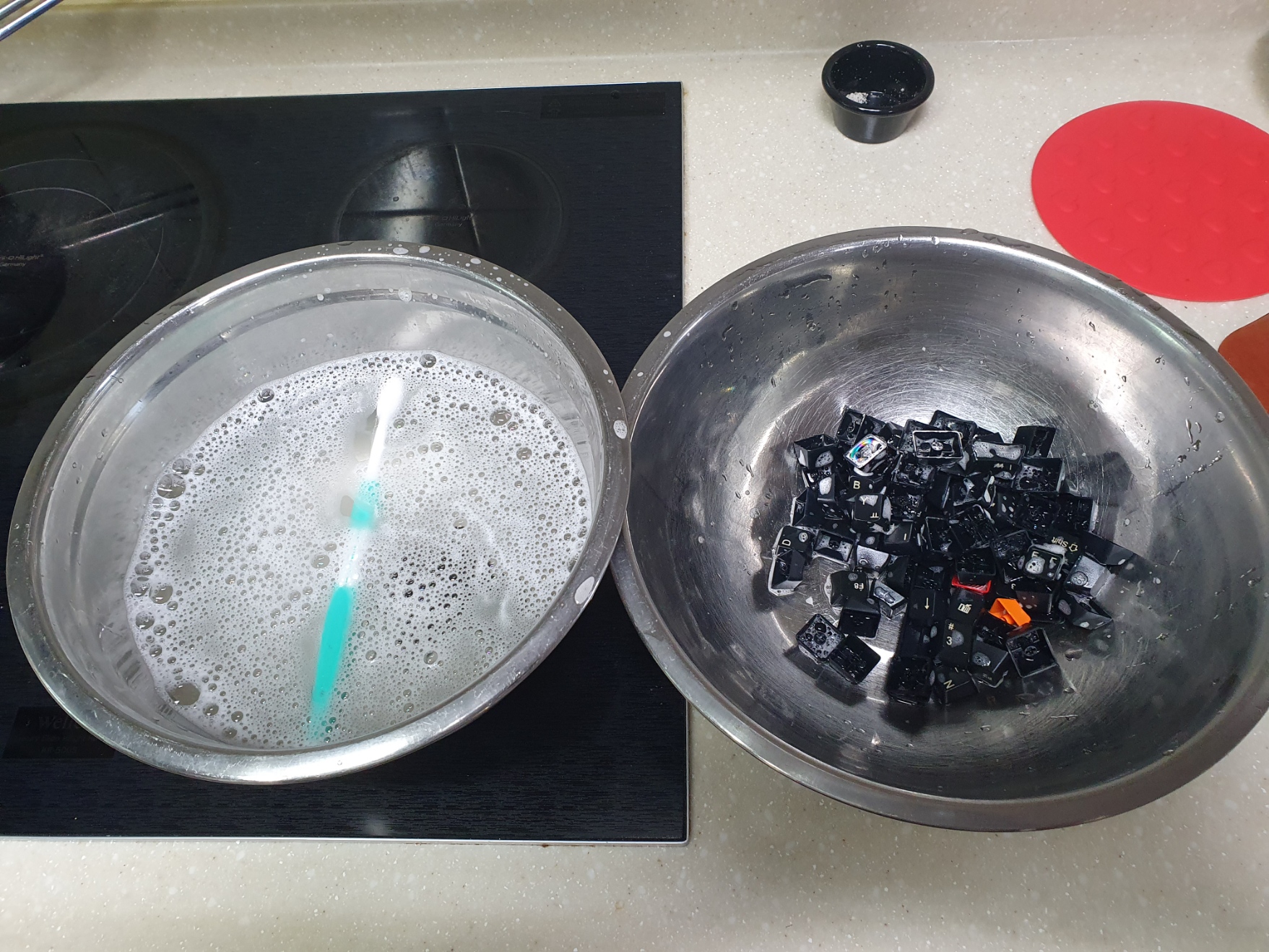 청소용 칫솔로 하나씩 씻어준다