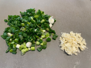 짠맛 제거하는 동안 마늘, 쪽파 다지고, 다른 반찬도 하기