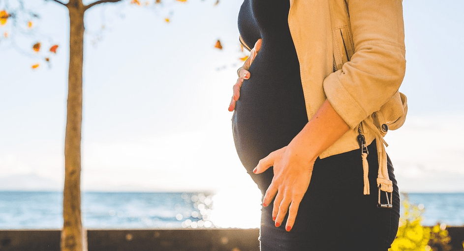 임산부와 아이 사진 - 4