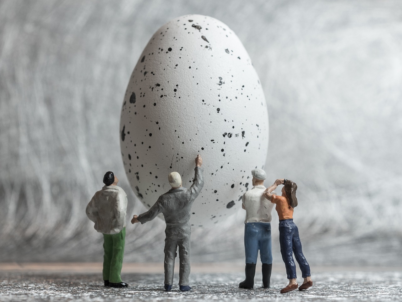 하나의 물건을 바라보는 다양한 사람들 사진