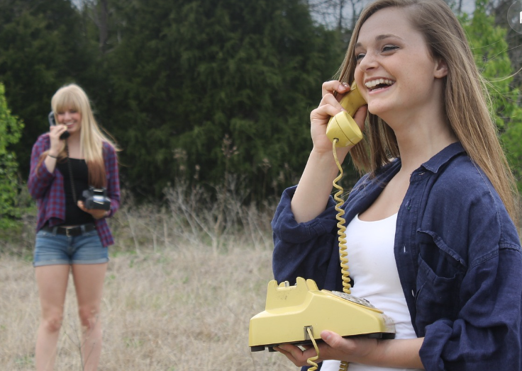 전화로 대화하는 사진