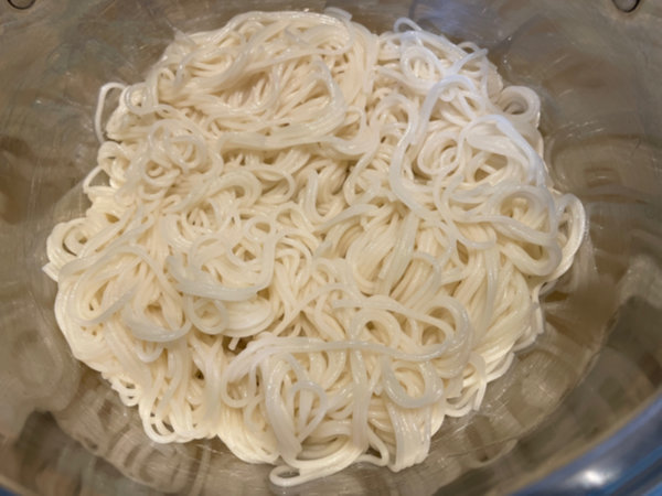 간장 비빔국수 황금레시피 - 물기 뺀 소면 냄비에 담기