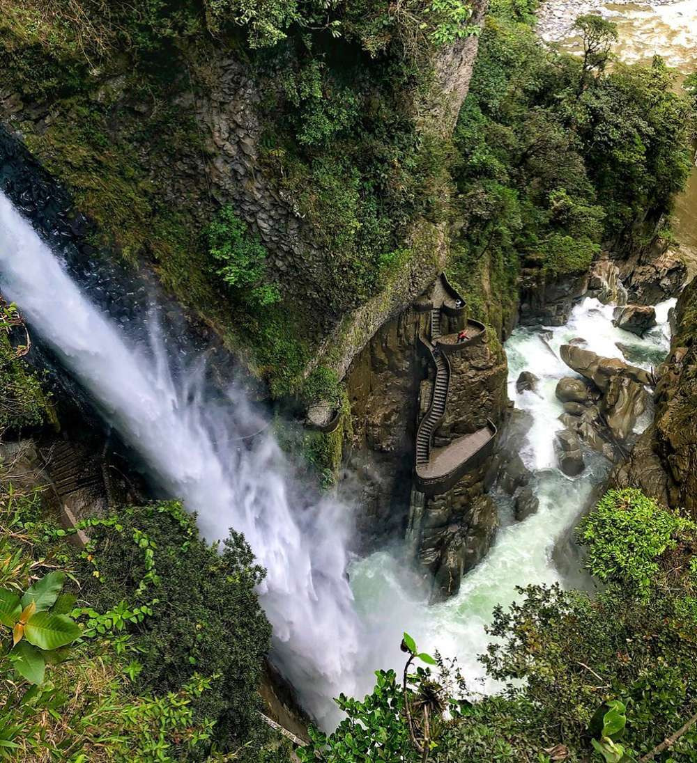 반뇨스 (Baños de Agua Santa)