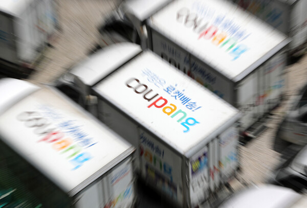 쿠팡 로고와 스마트폰 보안 경고 이미지