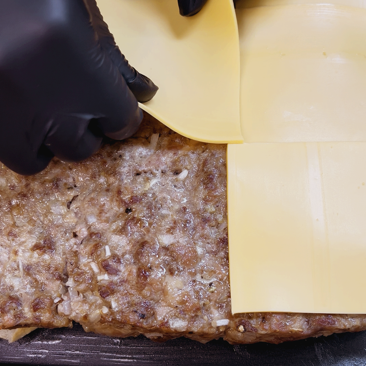 체다치즈 얹는 모습