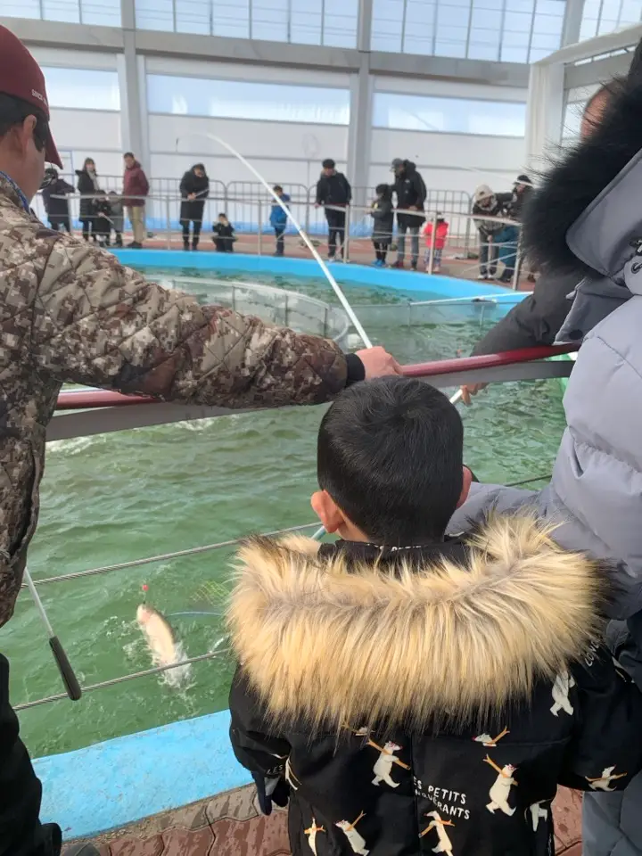 실내-낚시-즐기는-어린이