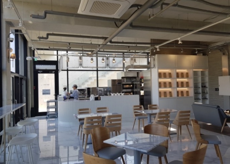 커피를 제조하는 바리스타