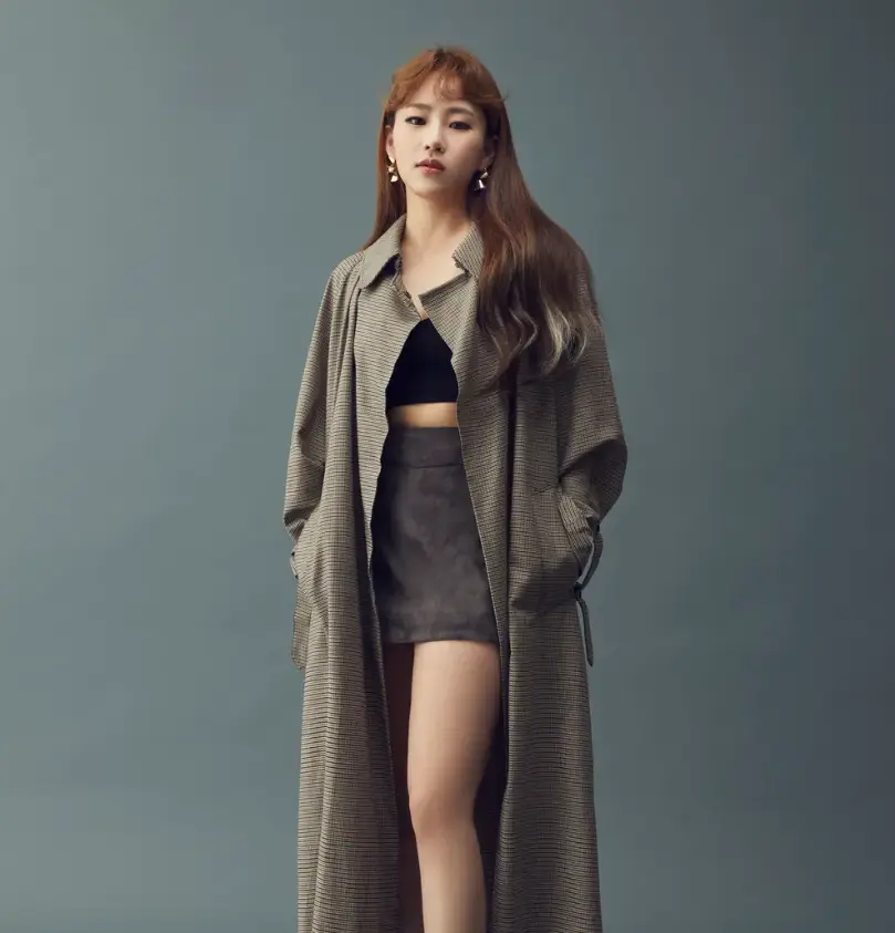 나솔사계-
갈색 긴코트 안에 검은색 티 검은색 미니스커트를 입고 서있는 조현아