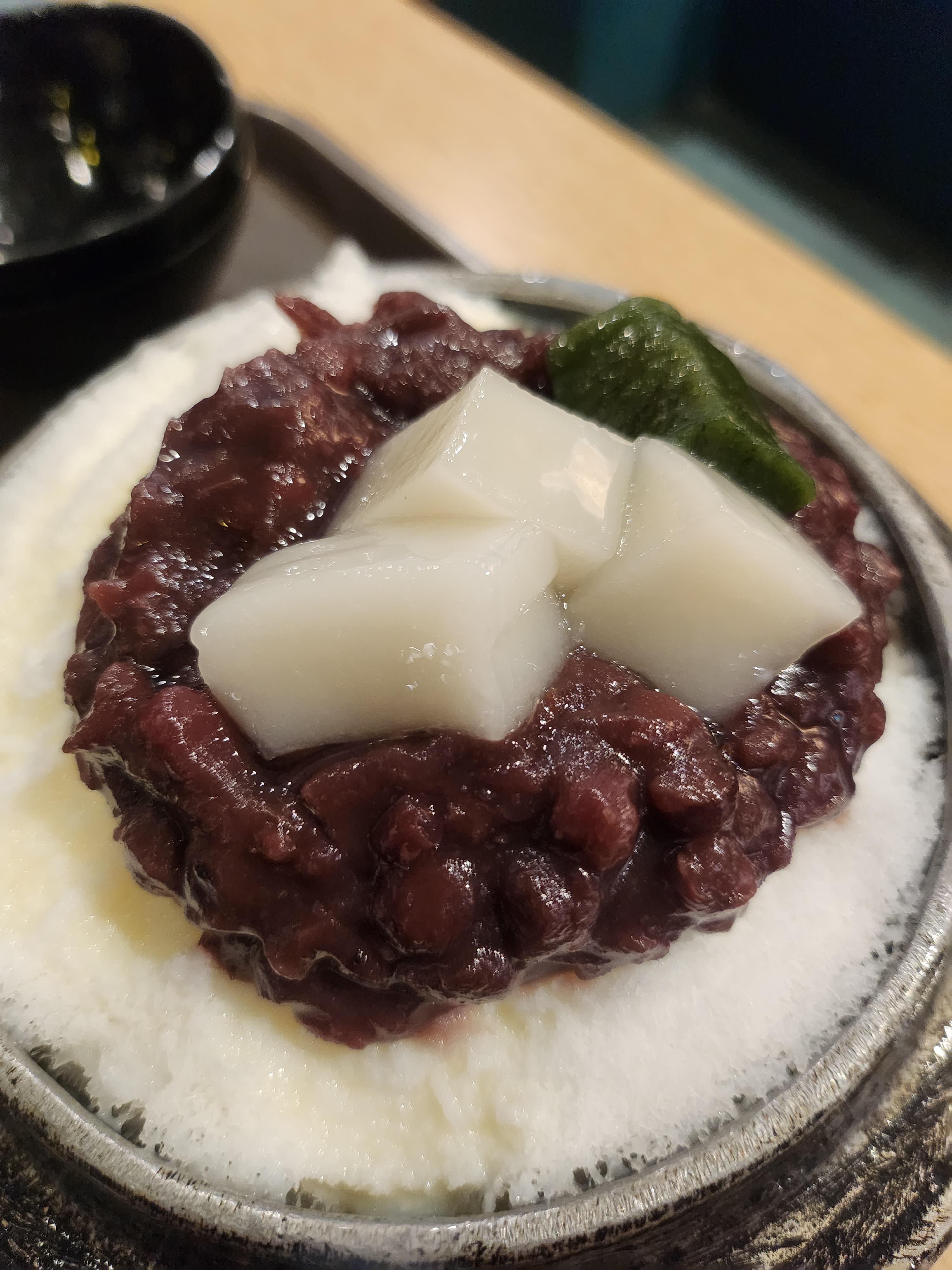 떡이 올려져 있는 팥빙수 사진