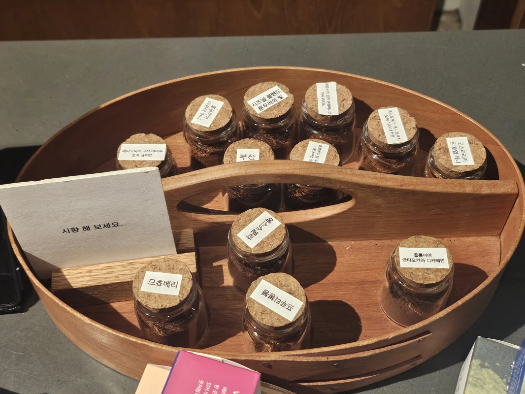 모모스커피-다양한원-시향안내-쟁반-유리병-커피원두