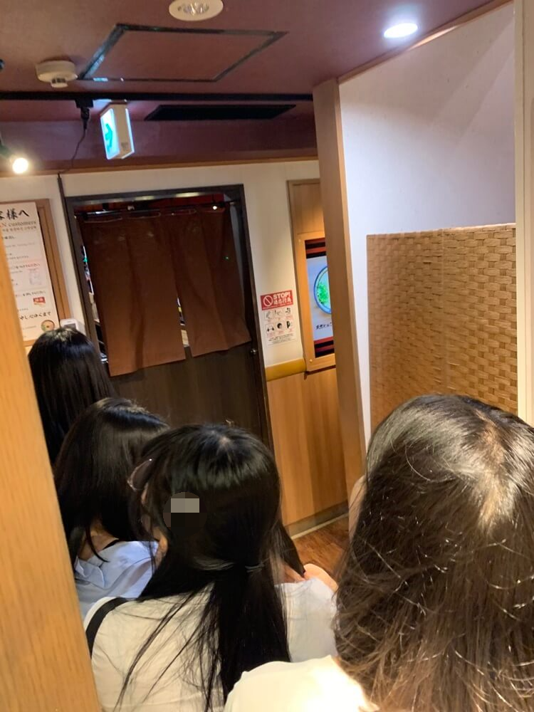 식권 뽑고 난 후의 대기 줄