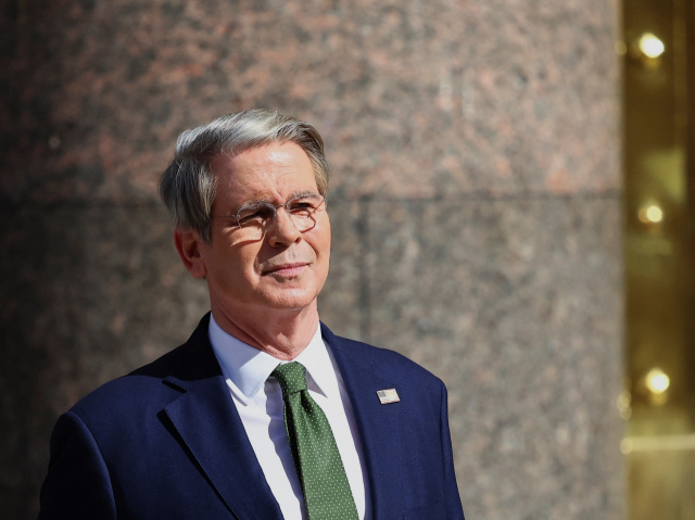 스콧 베선트 미 재무장관이 14일(현지 시간) 아르헨티나 부에노스아이레스에서 이동하고 있다.