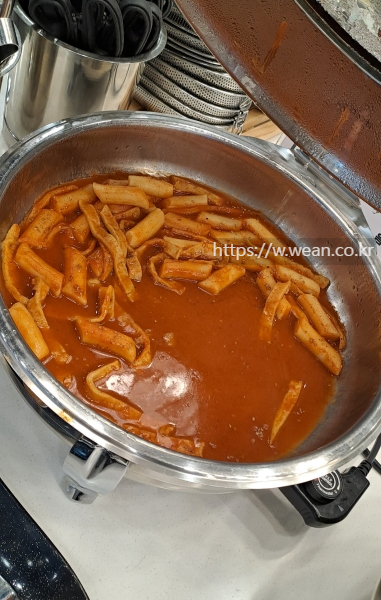 떡볶이가 진열되어 있어요.