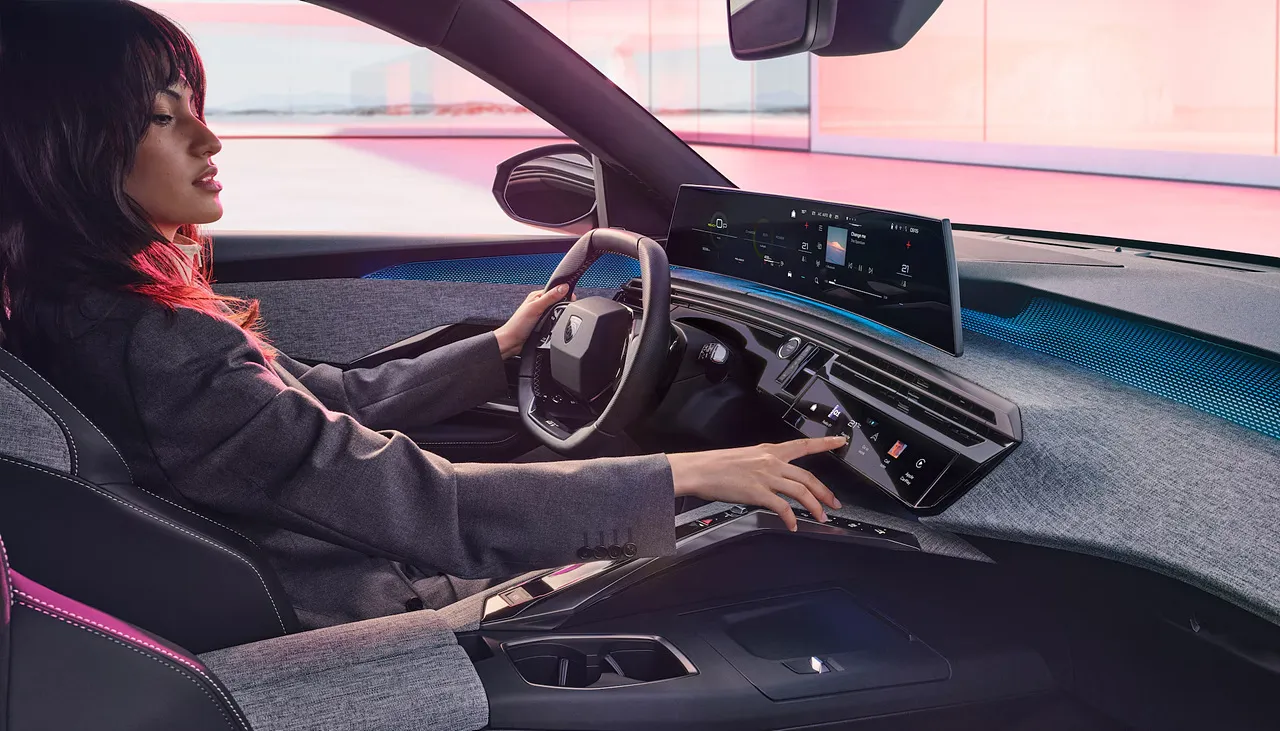 푸조 3008 하이브리드 차량 이미지